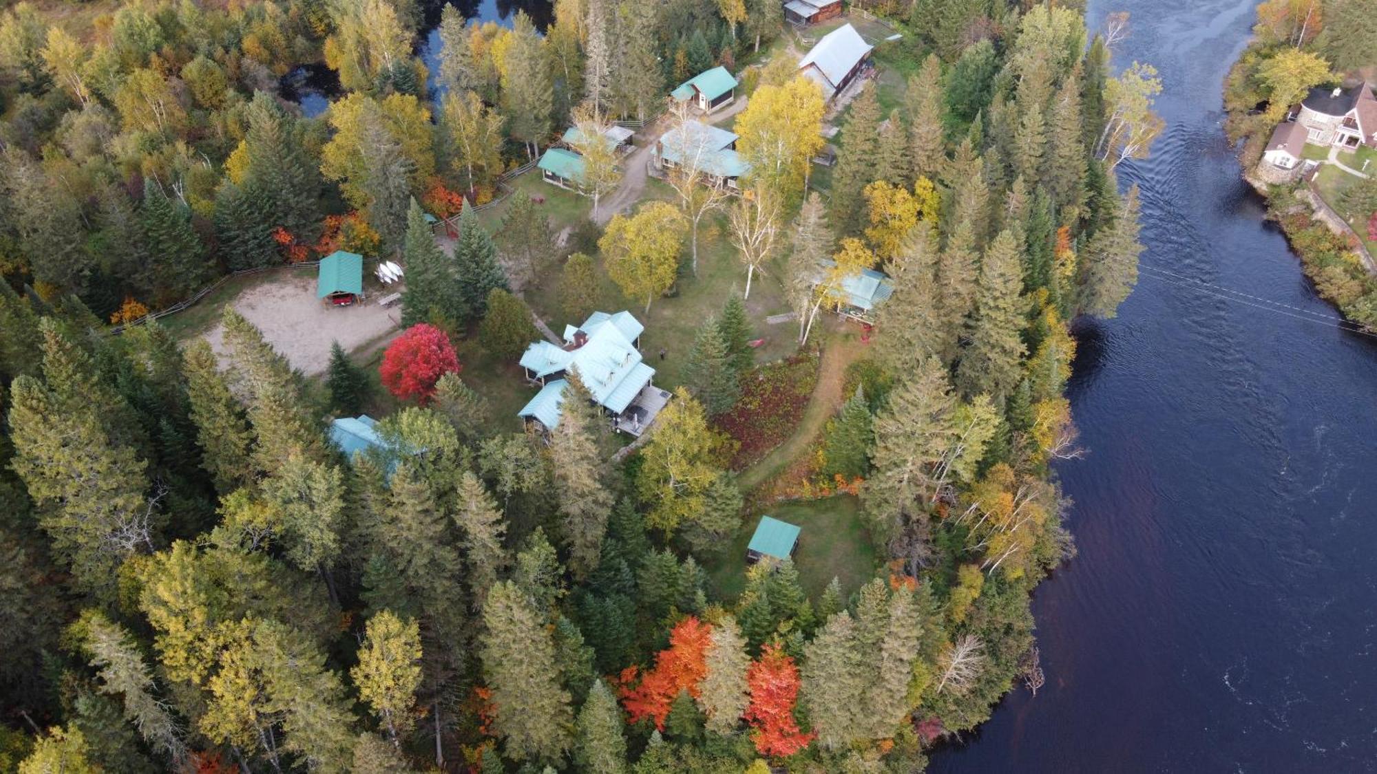 Domaine Le Bostonnais - Le Village En Bois Rond La Tuque Dış mekan fotoğraf