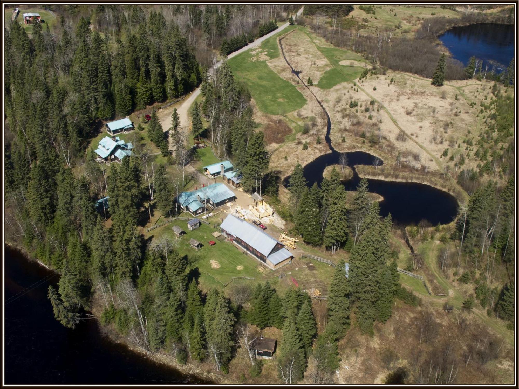 Domaine Le Bostonnais - Le Village En Bois Rond La Tuque Dış mekan fotoğraf