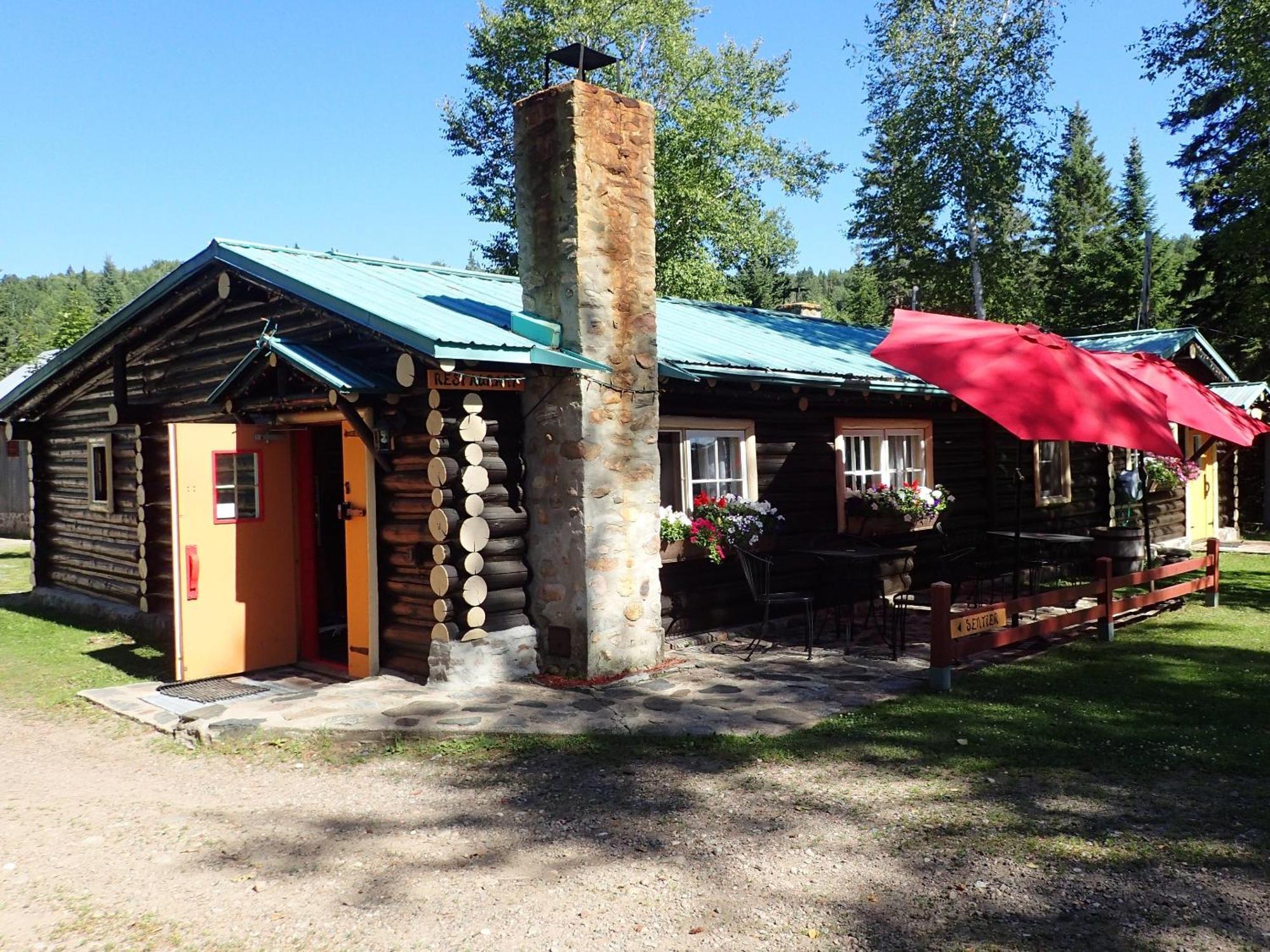 Domaine Le Bostonnais - Le Village En Bois Rond La Tuque Dış mekan fotoğraf